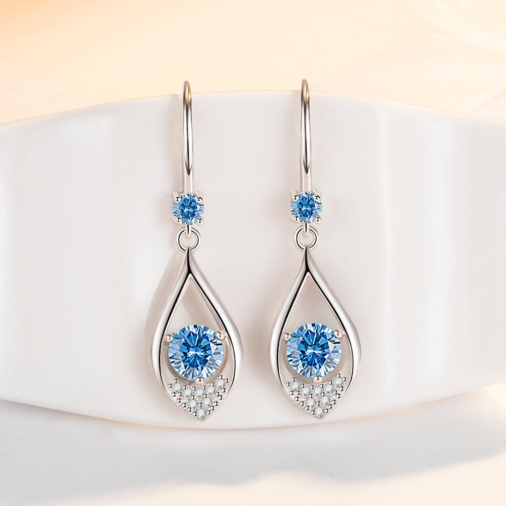 

Retro Style Woman with Water Drops Earrings