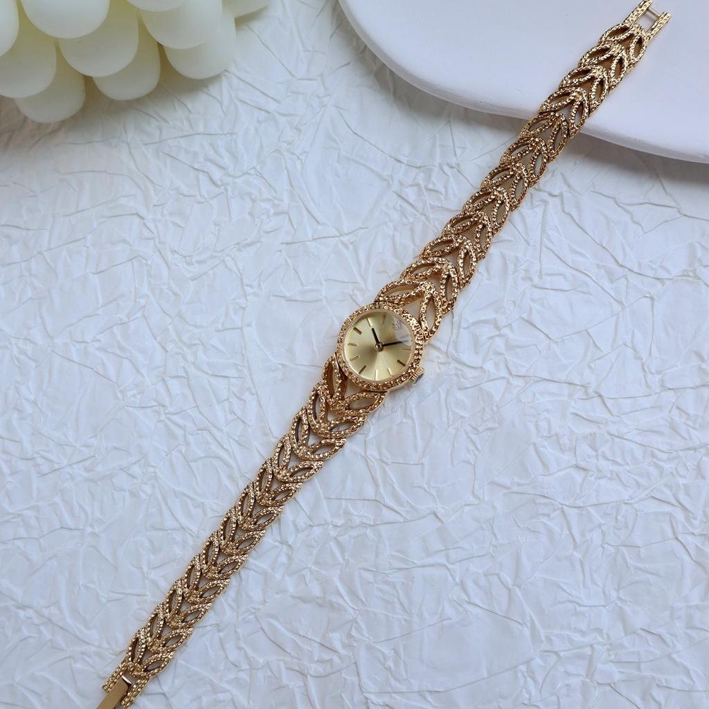 Light Luxury Bracelet Watch Medieval Exquisite Simple Diamond Inlaid Antique Watch Hollowed out Carved Flower Watch