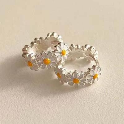 Huitan Daisy Flower Hoop Earrings Teen Girls Daily Accessories Exquisite Female Versatile Delicate Sweet Lady Summer Jewelry