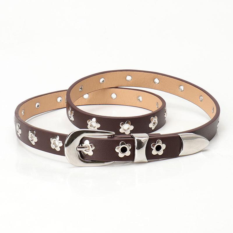 

Модный ремень с серебристой пряжкой и люверсами — универсальная женская мода для джинсов кофейный