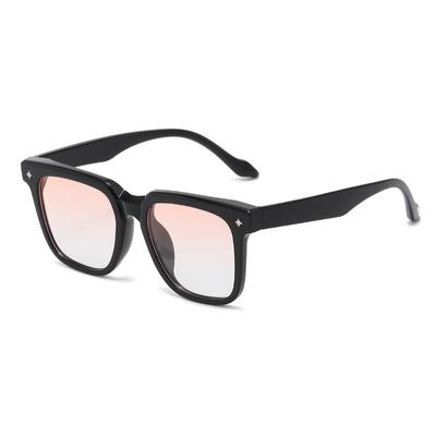 Nuovi occhiali da sole alla moda con montatura nera che gradualmente impreziosiscono la personalità femminile. Le coppie di celebrità online indossano occhiali da sole maschili neri e grigi.