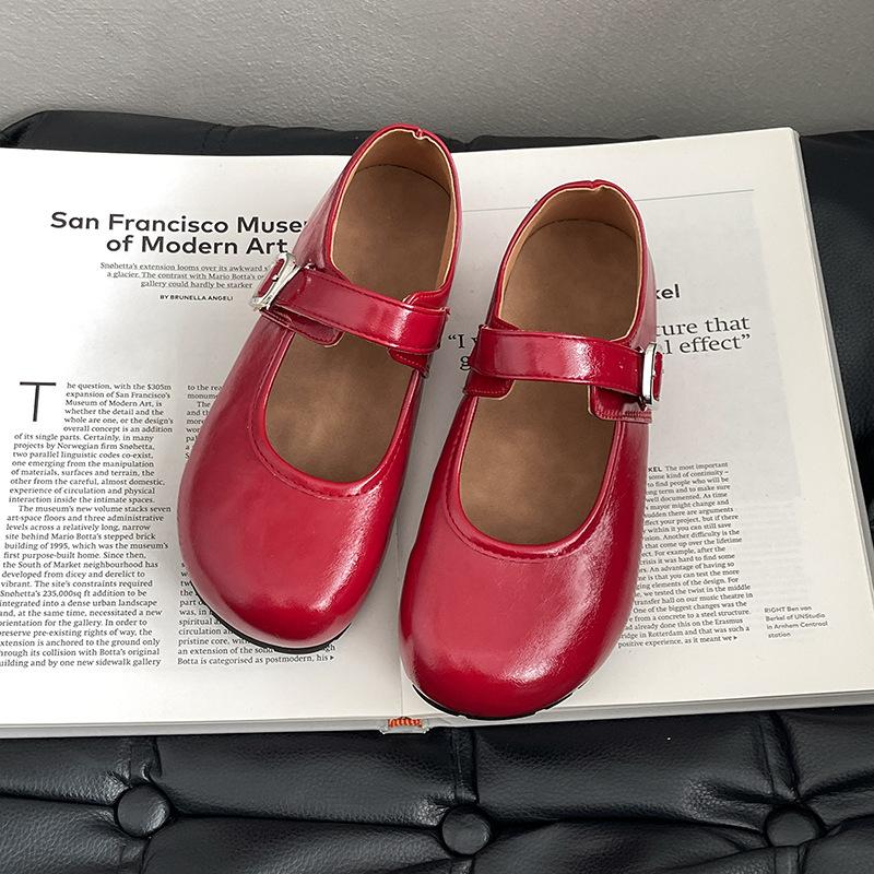 Retro round head cute shallow mouth single shoes women's 2025 spring and summer new French versatile British style one-word buckle small leather shoes
