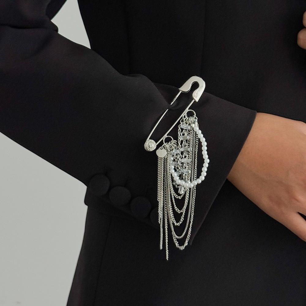 Imitation Pearl Accents Safety Pin Chain Brooch Punk Style Suit Accessory Fashion Runway Styling