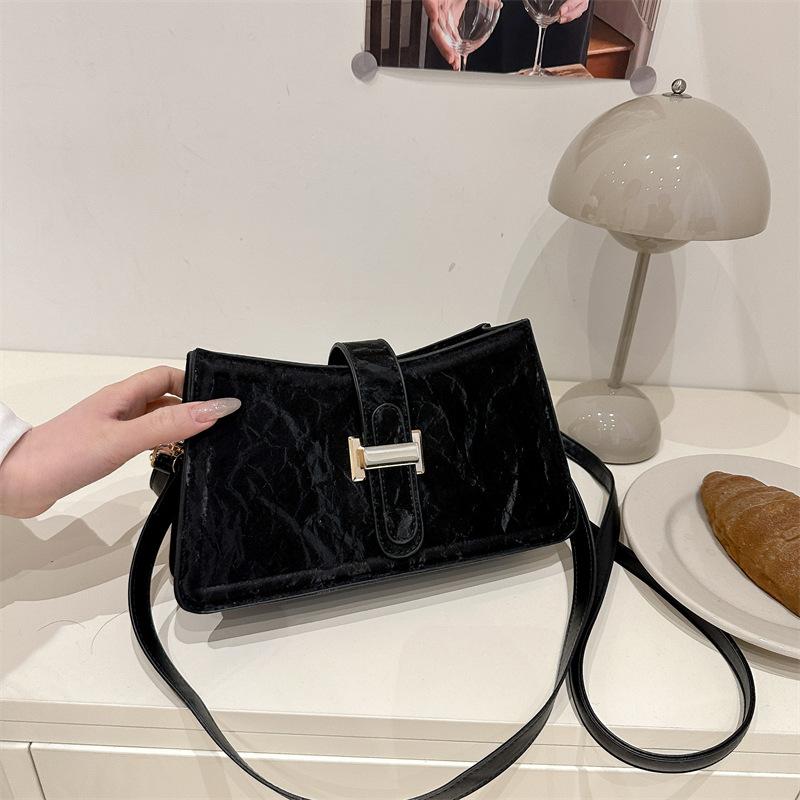 

Новая модная маленькая квадратная сумка для женщин, для поездок на работу, ретро, повседневная, с индивидуальностью, популярный нишевый дизайн, высококлассная сумка-мессенджер чёрный