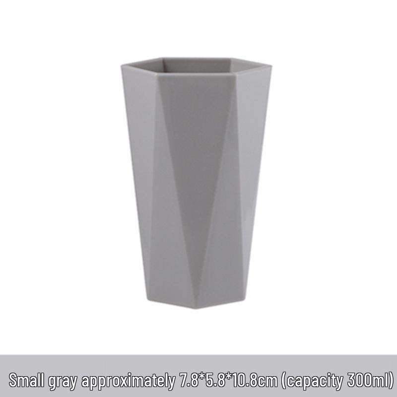 Nordische Farbwäschebecher: Stilischer und einfacher Kunststoff-Zahnputzbecher und Mundspülbehälter für den Heimgebrauch.