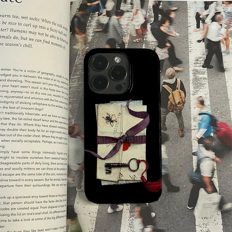 

Ретро Чехол для телефона с рисунком Ключ и Лента для iPhone 17 16 15 14 13 12 11 Pro Max X XS XR XSMax 7 8 Plus Air Глянцевая пленка Жесткий ПК Чехол iPhone 16 Pro