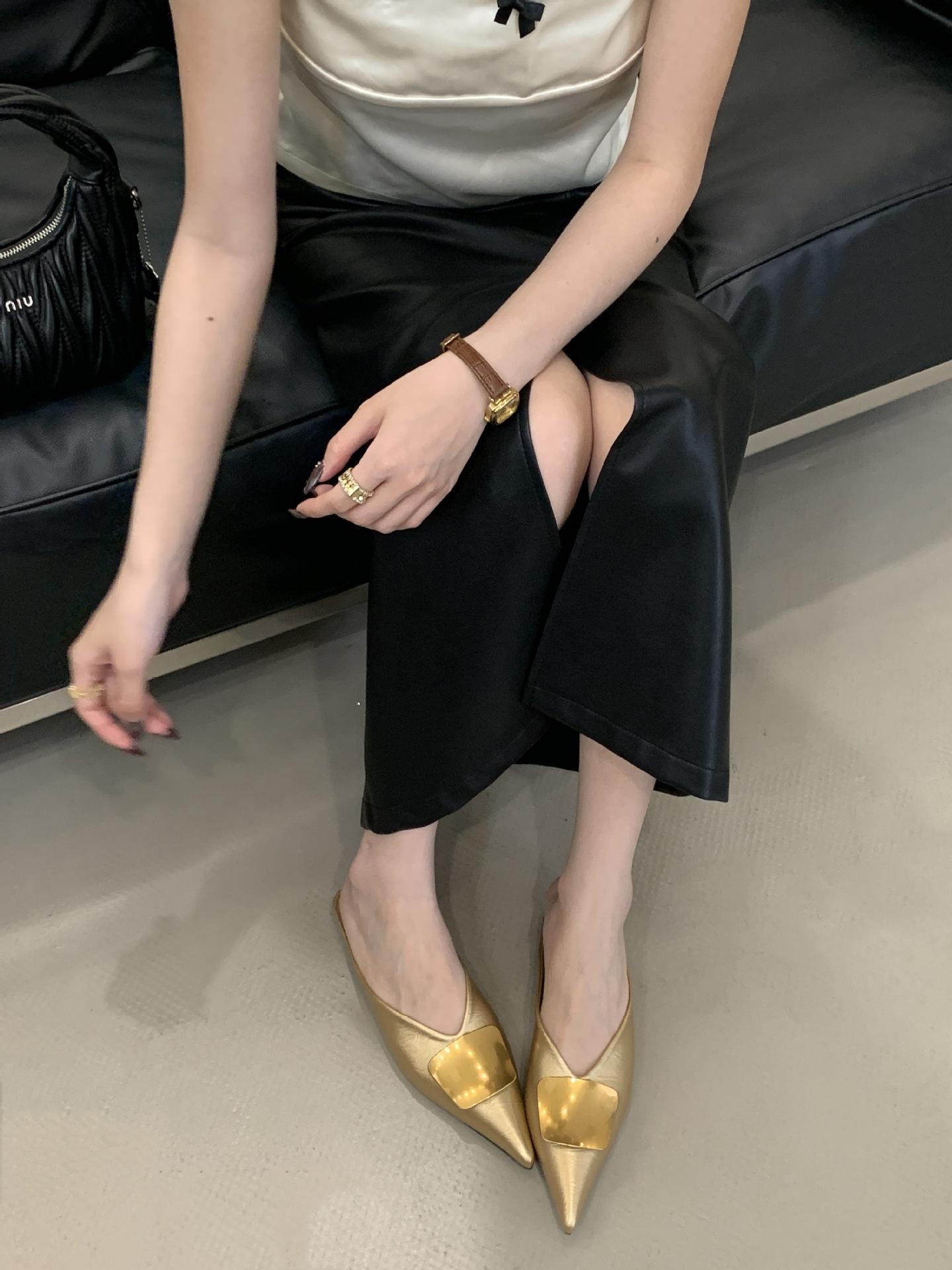 

2025 лето новые шлепанцы женские носят модные европейский и американский стиль металлическая пряжка острый носок плоская подошва сумка голова полушлепанцы женские 39 золотой