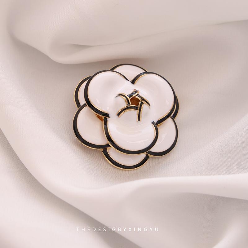 Broche Elegante de Pérola Dourada e Espiga de Trigo: Acessório Versátil e de Alta Qualidade para Mulheres