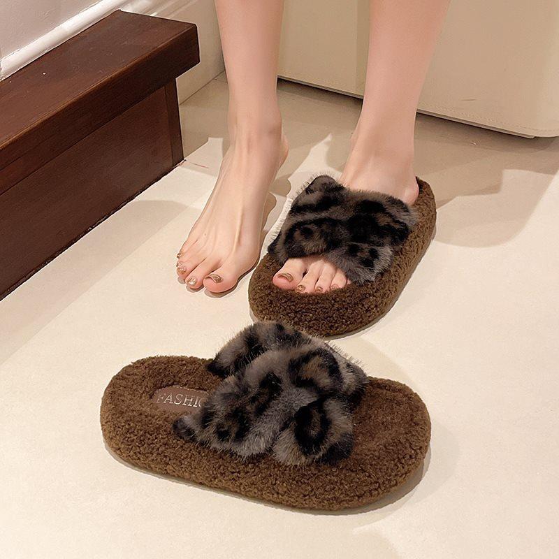 Леопардовый принт осень и зима маленькие плюшевые слова новые толстоподошвенные пушистые тапочки женские носить 2025 пушистые тапочки для улицы 40 чёрный 2345₽