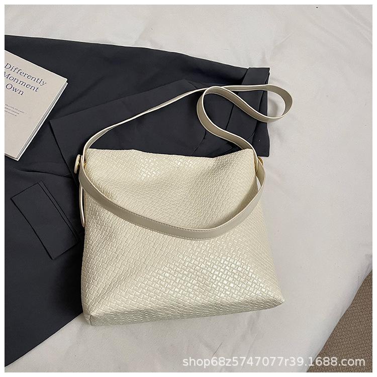 2025 New Large-capacity Woven Simple Commuter Shoulder Crossbody Bag Fashion Trend Niche High-end Tote Bag