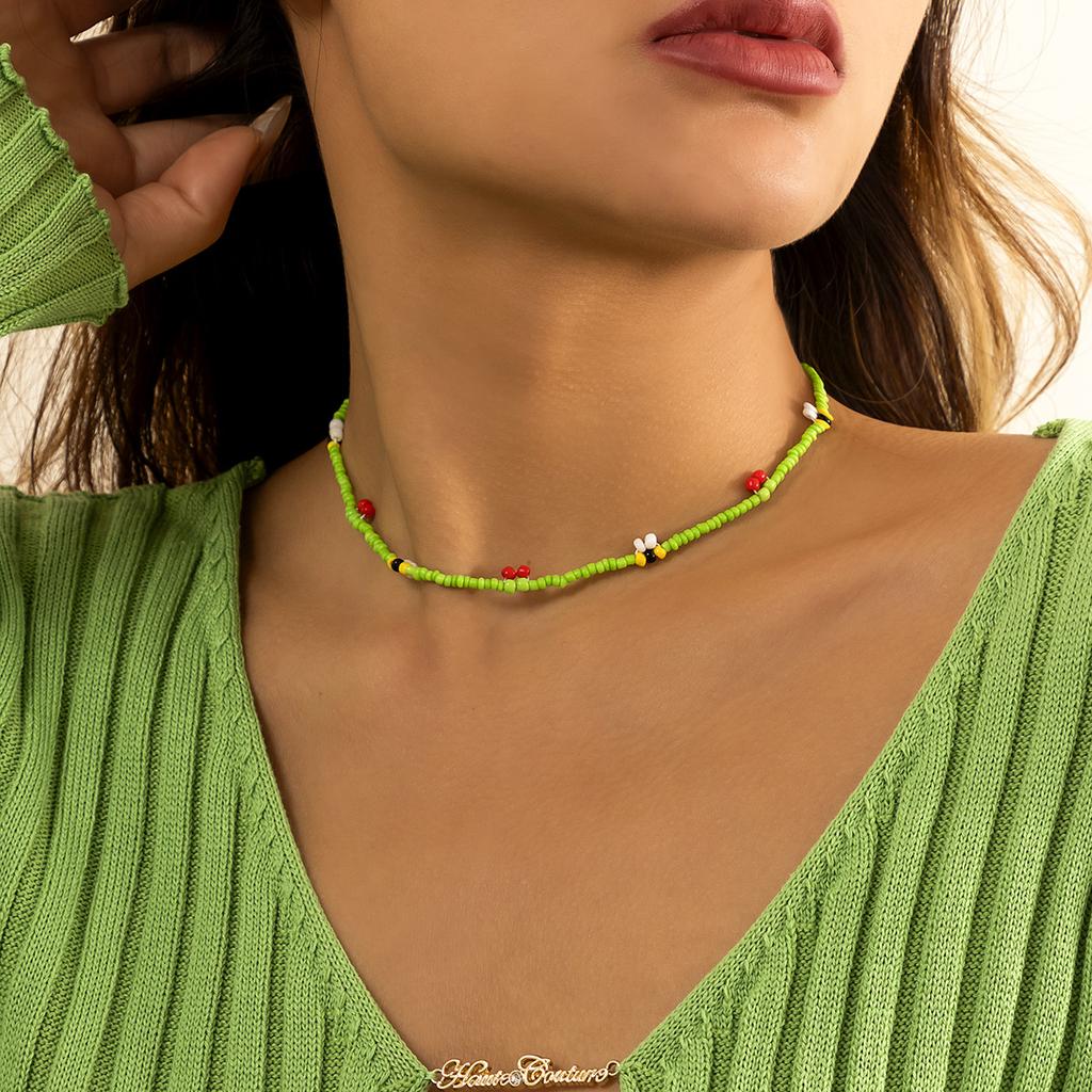 Accessories, creative contrasting color rice bead beaded necklace women, simple geometric imitation pearl single-layer necklace decoration