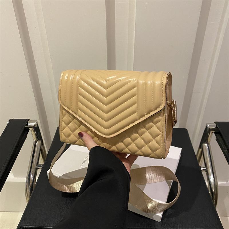 Embroidery thread indentation rhombus texture 2025 new trendy winter fashion wide shoulder strap shoulder bag styling messenger bag