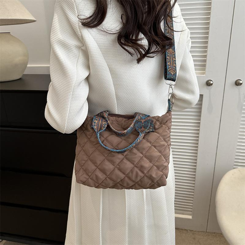 2025 new winter fashion casual handbag simple shoulder bag personalized messenger bag diamond Korean version tote bag