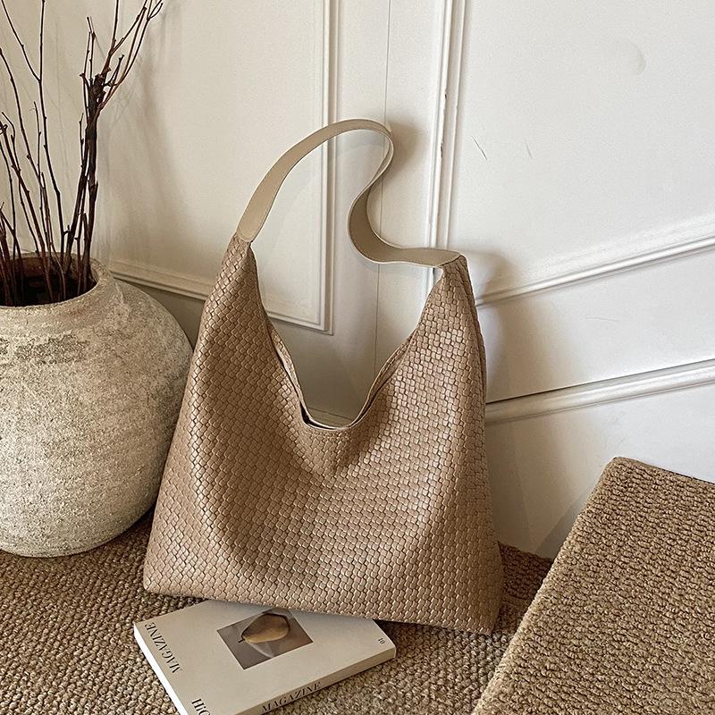 2025 autumn and winter women's bags large-capacity solid-color shoulder bags popular versatile woven underarm bucket bags