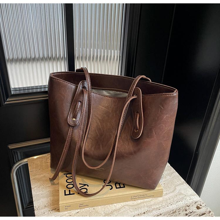 

Жіноча сумка великої ємності 2024 р. Нова осінь і зима універсальна проста портативна сумка через плече темно-коричневого кольору