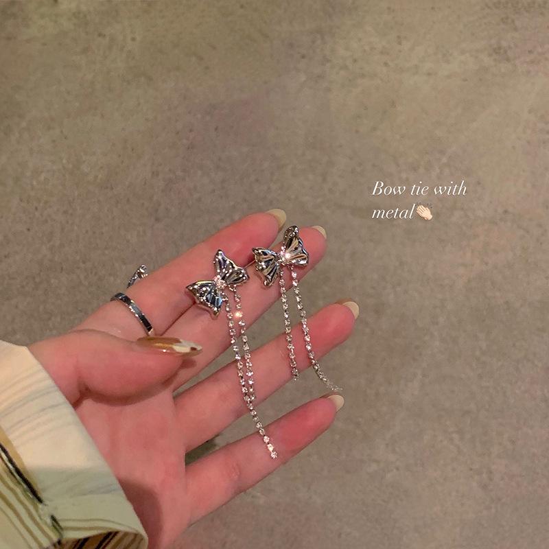 Rhinestone Butterfly Tassel Asymmetrical Earrings – Elegant Minimalist Light Luxury Design