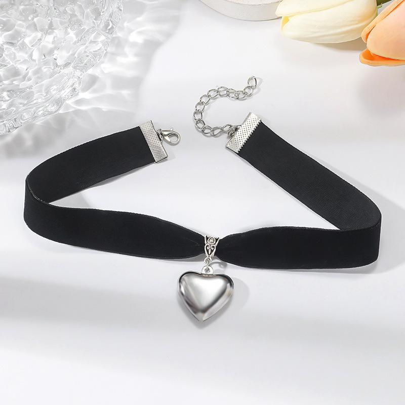 Junan Gothic Black Velvet Heart Pendant Choker Necklace
