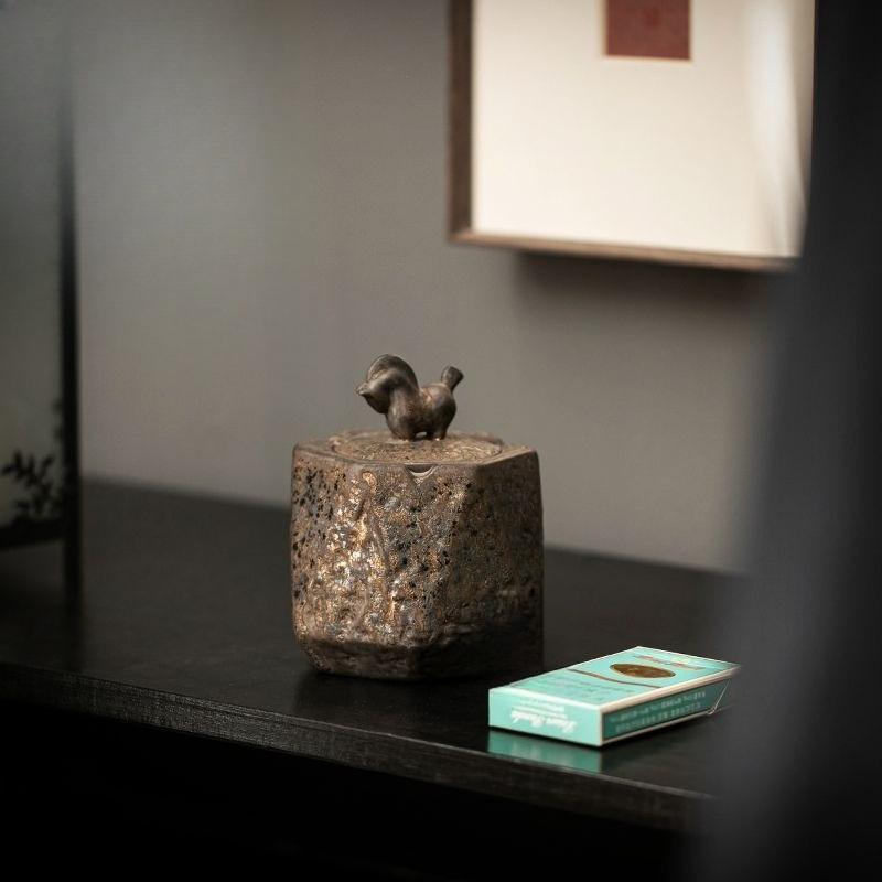 Ceramic gilded ashtray home living room office retro and personalized large ashtray anti ash with lid tea ceremony accessories