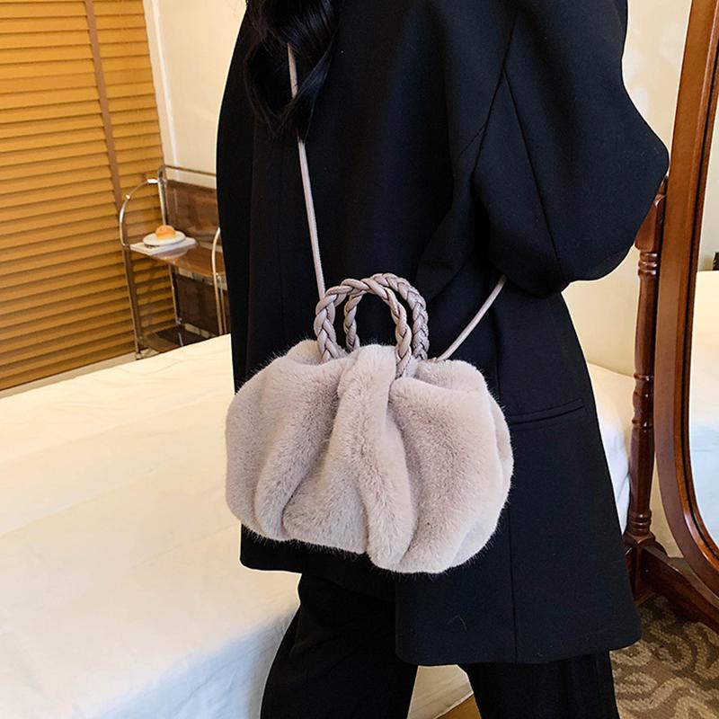 Autumn and Winter Plush Shoulder Crossbody Bag Women's Fashi Pleated Warm Faux Fur Hobos Bag Sweet Small Handbag