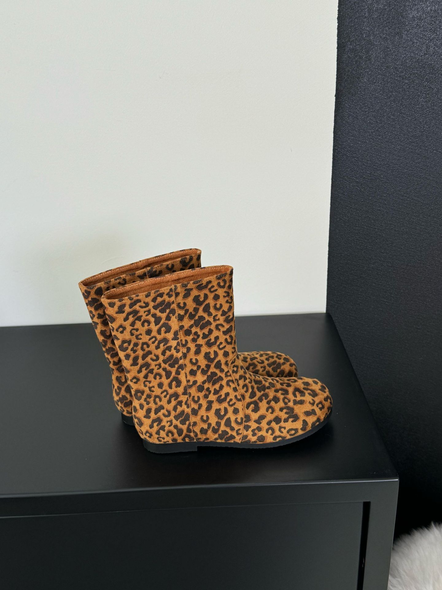 

Retro lazy wind pine cone short boots women s 2025 autumn and winter new round head flat bottom Martin boots British style 40 леопардовий