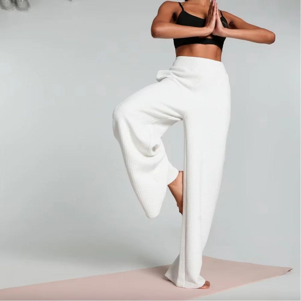 Puma Studio Logo texturé Léger Respirant Ample Jambe large Tricot Pantalon de sport Femme pantalon 525758-05