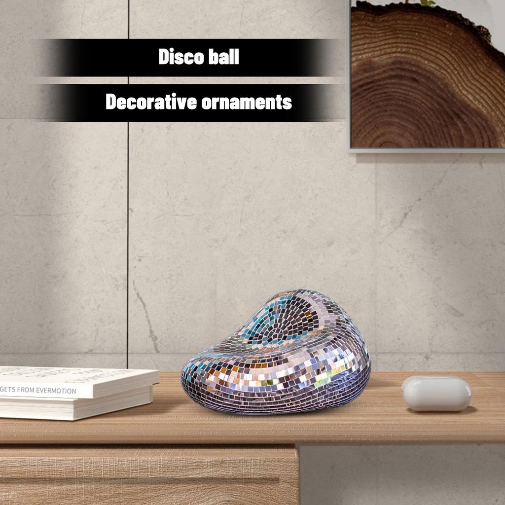 Eine schmelzende Discokugel-Dekoration: Ein einzigartig gestalteter Retro-Artikel für die Heimdekoration.