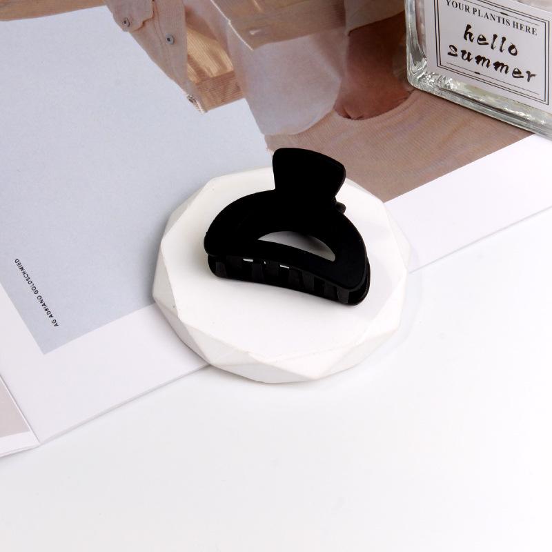 Korean style simple and cute hollow hair clip with broken hair on the side