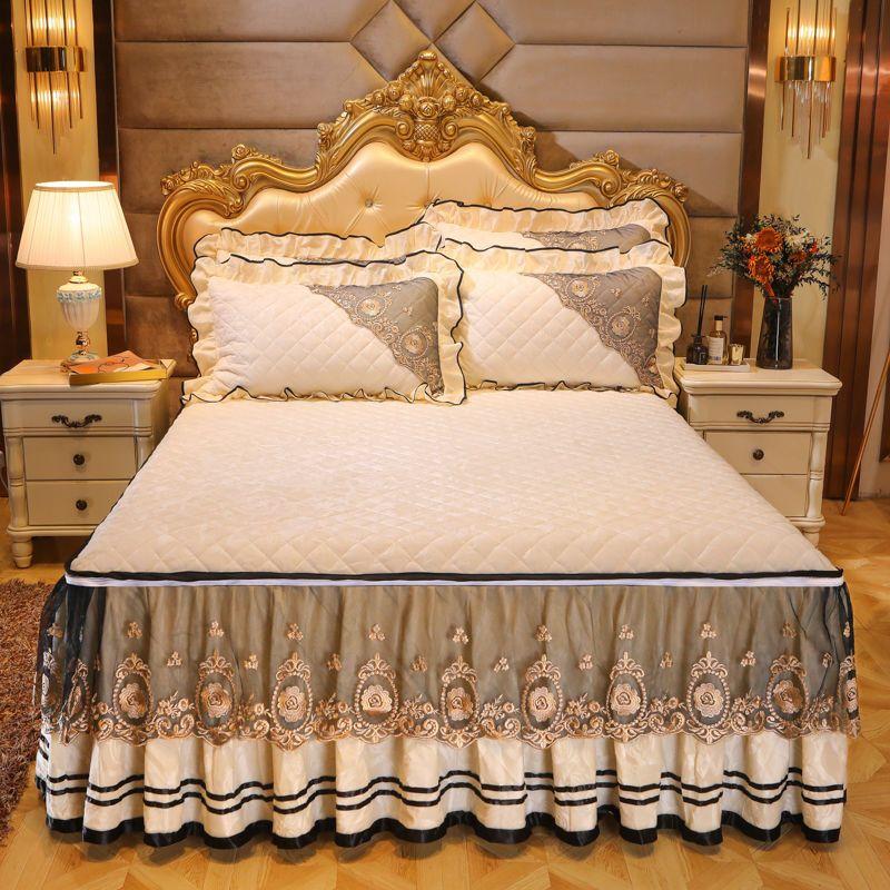 Luxuriöse Wintertagesdecke im Bettrock-Stil auf dem Bett, dicke gesteppte Tagesdecke aus Baumwolle, europäischer Stil, goldene Spitze, neuer Matratzenbezug