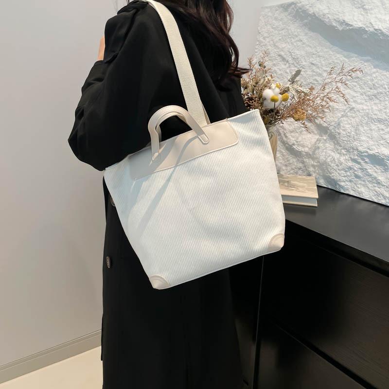 Korean Stylish Fashion Lightweight Luxury Tote Bag For Women With Design Trendy