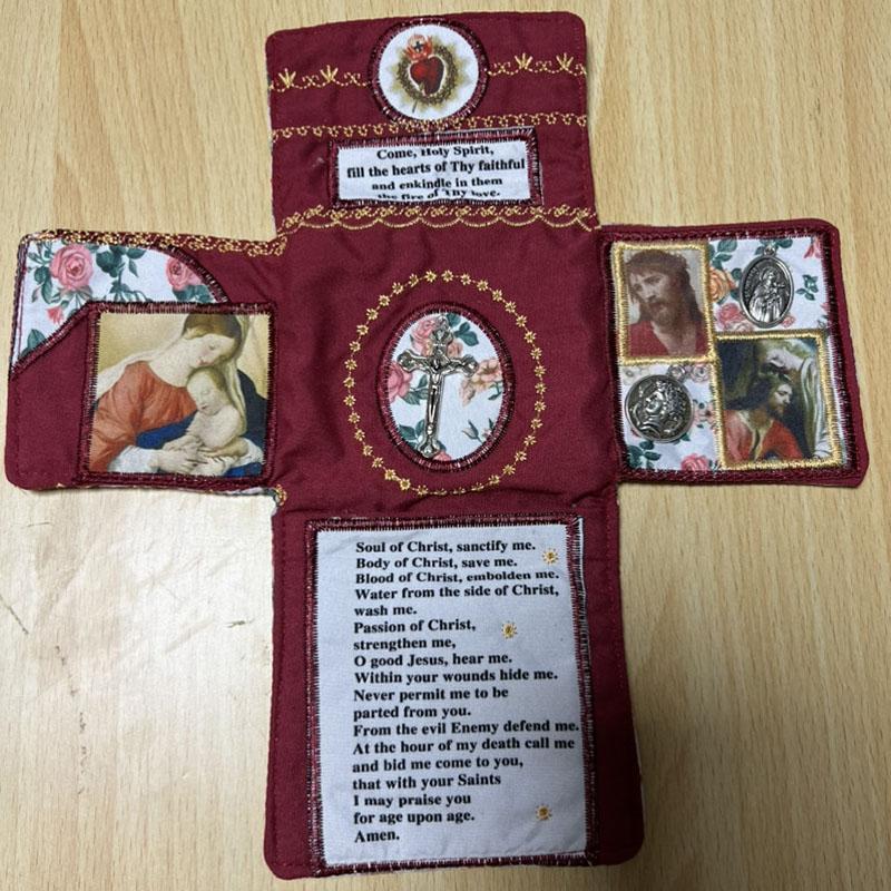 Santuario Tascabile Artigianale Con Croce Inclusa All'interno Sacca in Tessuto Croce della Fede Tasca da Cucito Set da Viaggio Con Immagini di Santi Preghiere