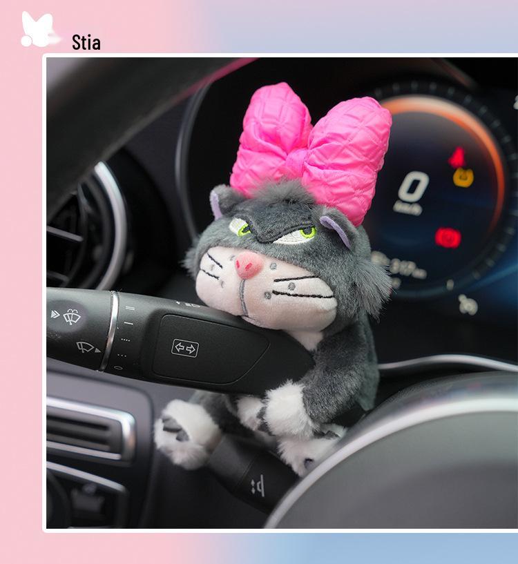 Lucifer Kitten Bilprydnad: Söt pelarväxel-figur med exklusiva helande vibbar