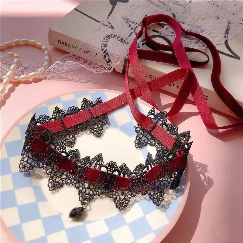 Dámský černý krajkový choker na zavazování - Sexy halloweenský doplněk řetízek na klíční kost