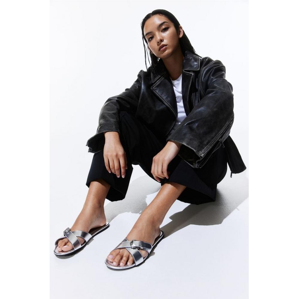 

Сандалии с пряжками HM серебристого цвета