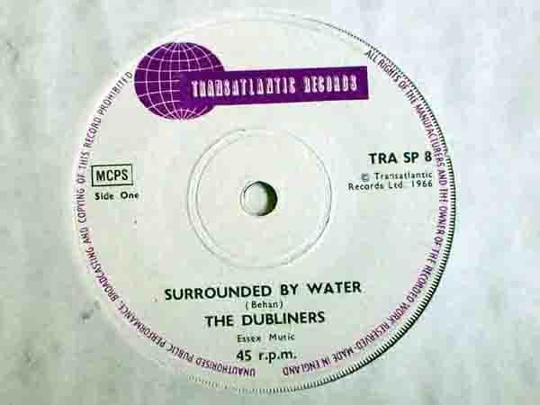 

7-дюймовая пластинка DUBLINERS Surrounded By Water TRASP8 Transatlantic R 1966 UK Рок Б/у