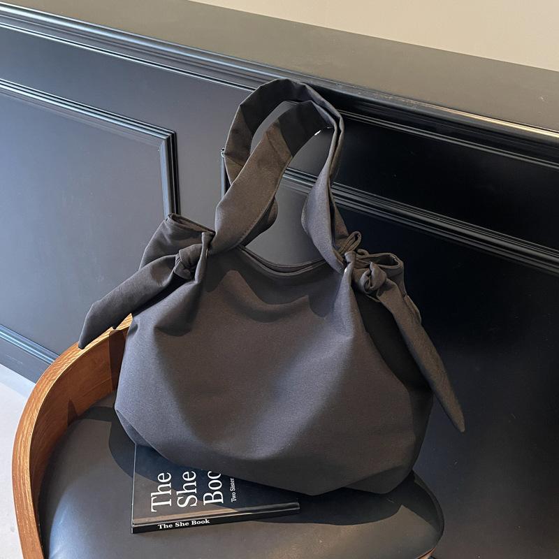 New Niche Casual Simple Tote Bag Women's High-value Commuting Light Large-capacity Shoulder Bag