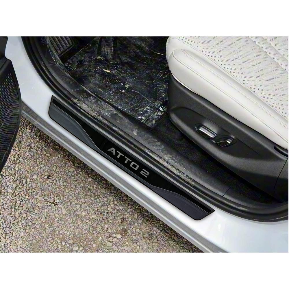 Per BYD ATTO 2 2025 2026 Copri Soglia Porta Protezione Accessori Auto Styling Pedale Soglia Auto Adesivi Interni