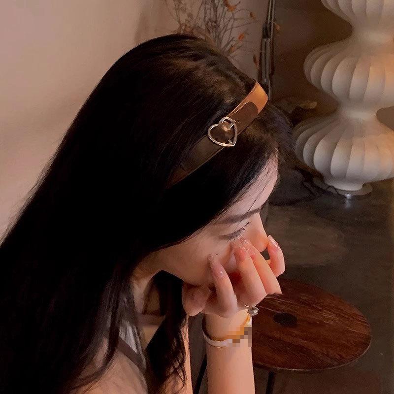 1pc Maroon Leather Hair Clip with Heart Design, New High-Crowned Hairpin for Washing and Non-Slip,atile Women's Hair Accessory