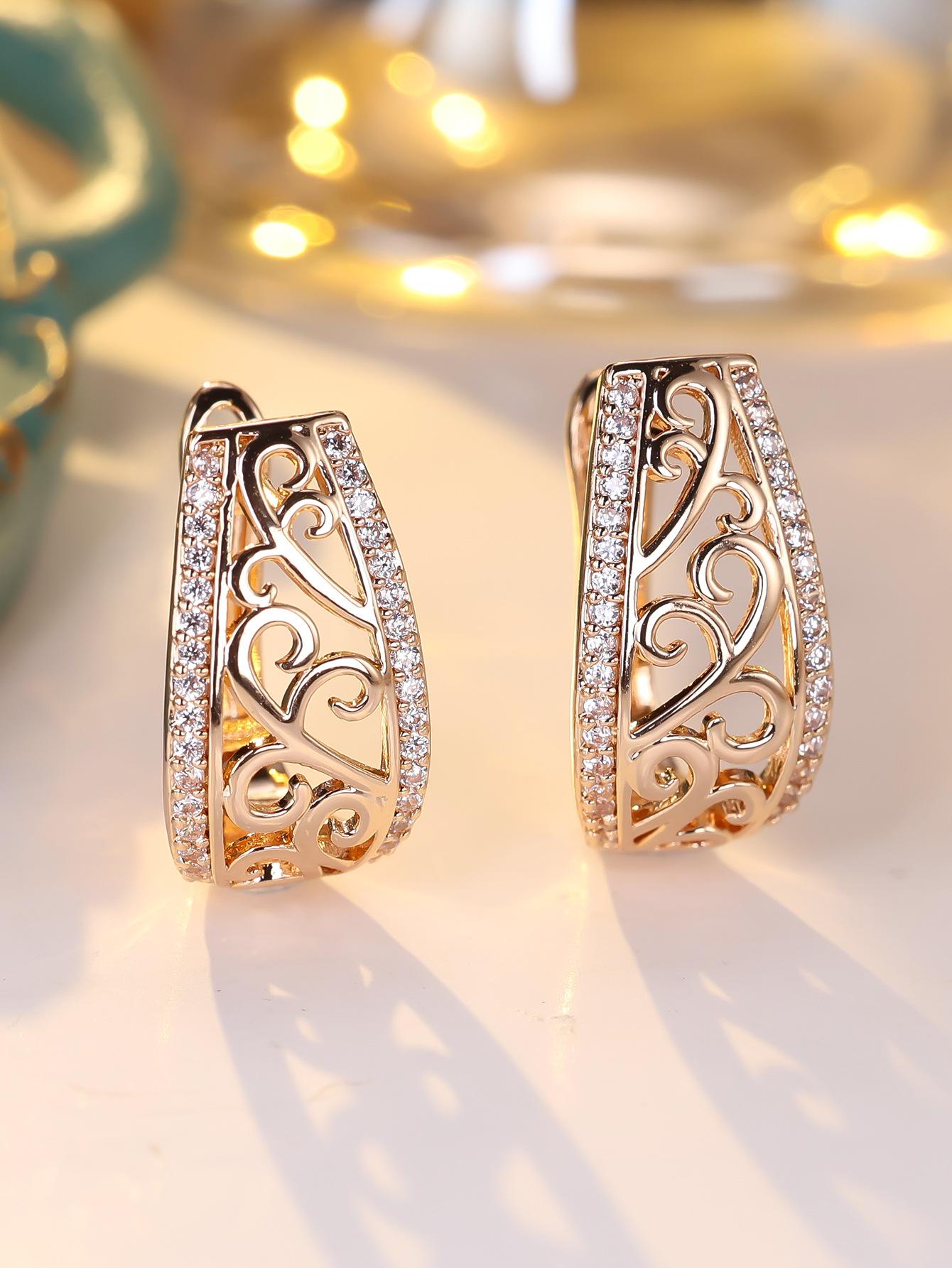 Hollow pattern with diamond engraved ear buckles, retro curly grass pattern earrings, high-end versatile earrings.
