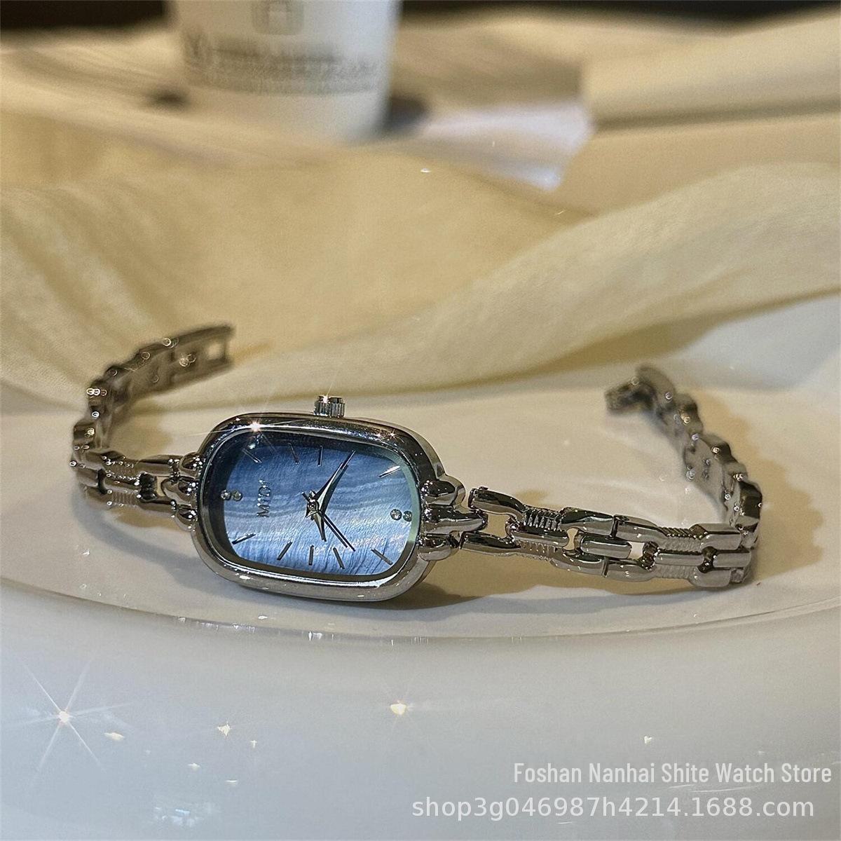 

Элегантные женские часы на цепочке с овальным перламутровым циферблатом и дизайном в виде аромата