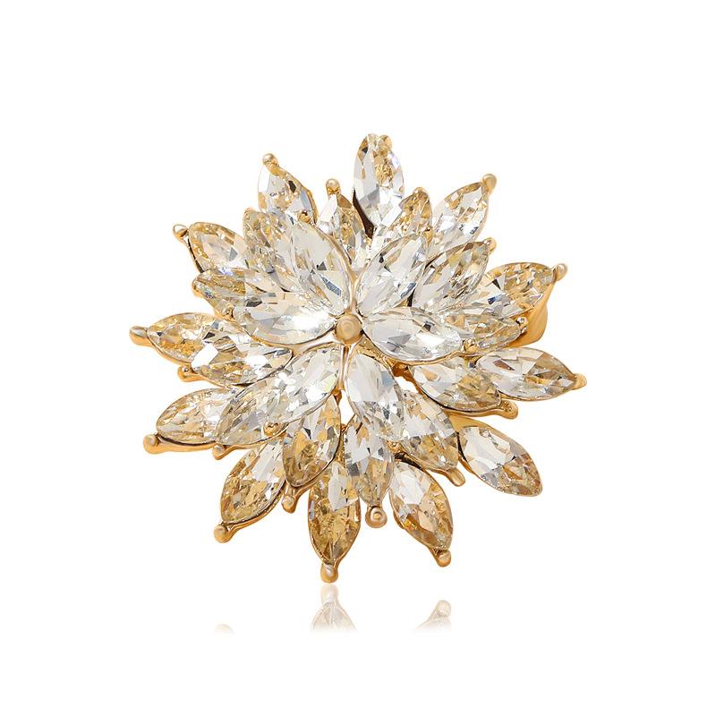 Crystal inlaid snowflake brooch, clothing accessory, anti glare, versatile, niche flower chest flower, brooch