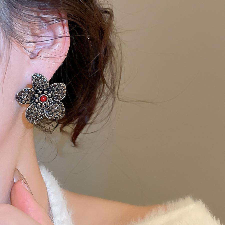Elegant Diamond-Studded Flower Earrings: Silver Needle Retro Style for High-End Fashion