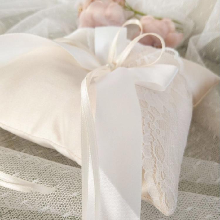 Crafted Silk Champagne Rings Holder Soft Lace Wedding Decoration Ribbon Bows Ceremony Essential