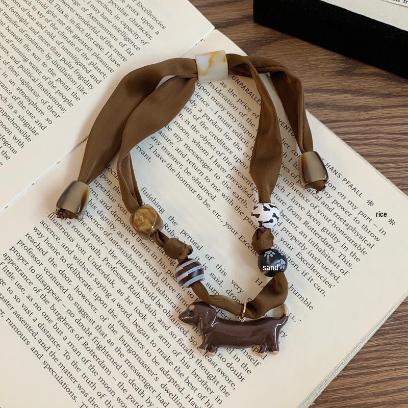 Naszyjnik z wisiorkiem szczeniaka: Design z koralików drewnianych na tkaninie dla stylu casualowego i wszechstronnego, Damska biżuteria na łańcuszku do swetra, wysokiej jakości.