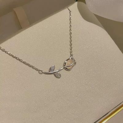 Collana Tulipano in Calcedonio: Design di Nicchia, Catena per la Clavicola di Lusso Leggero - Regalo Perfetto per San Valentino o Compleanno per Lei.