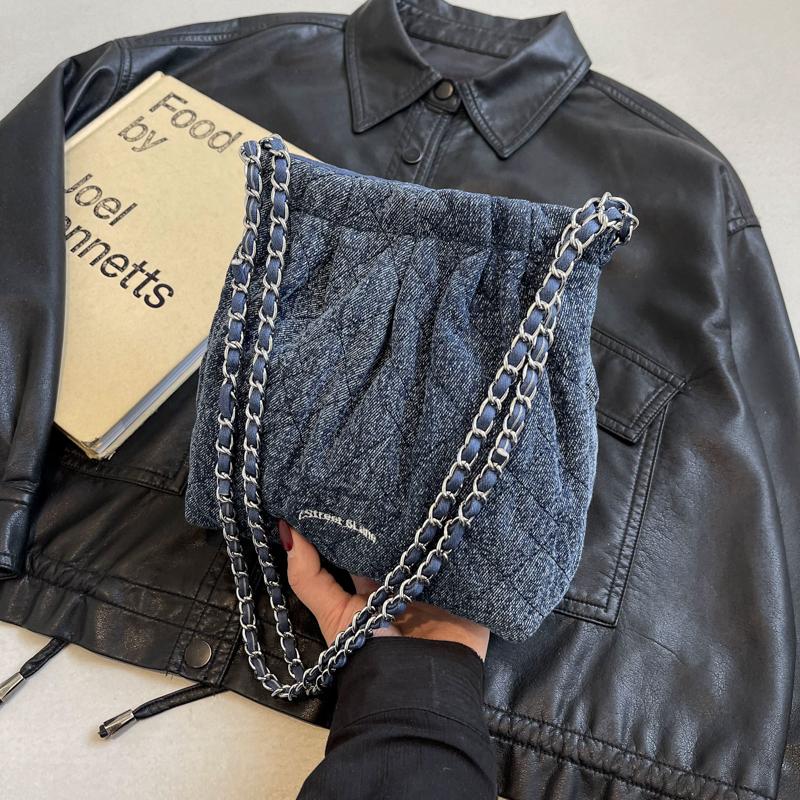 A solid color cloth bag shoulder bag, can be carried across the body, fashion popular style, to meet the daily commute for women