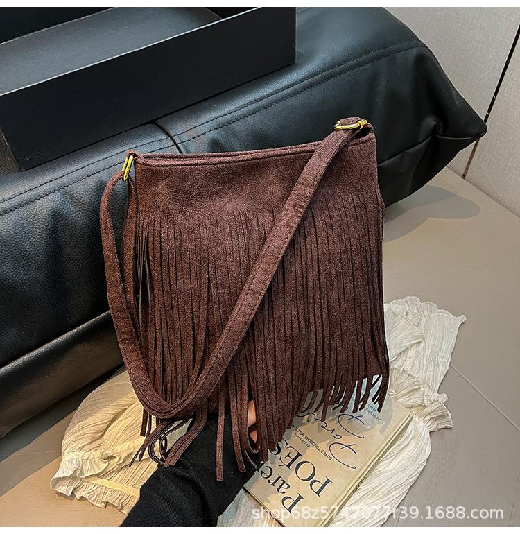 2025 new American bohemian fringed messenger bag retro matte texture bucket shoulder bag commuter women's bag