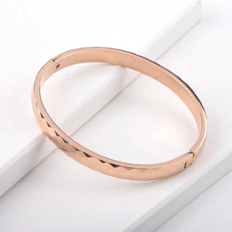 Goldfarbenes lasergeschnittenes facettiertes Rhombus-Blumen-Armreif - Vielseitiges Damenarmband aus Titanstahl