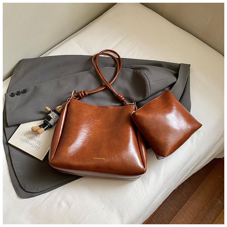 

Fashionable retro bag women s large capacity 2025 new autumn and winter versatile simple shoulder bag casual commuter tote bag
