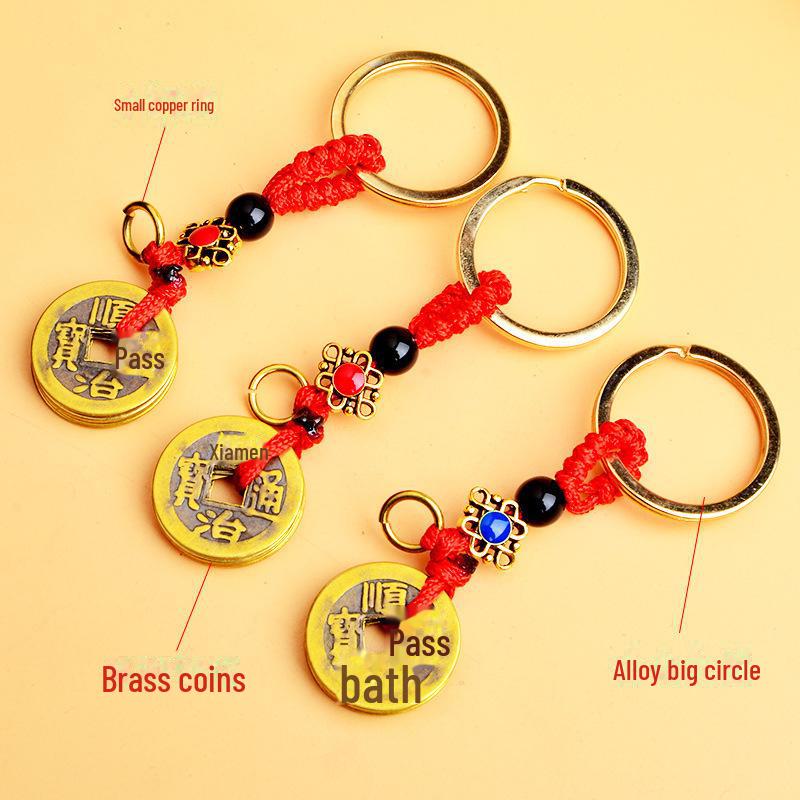 Breloc din alamă cu cei cinci împărați și pandantiv din frânghie galbenă și roșie