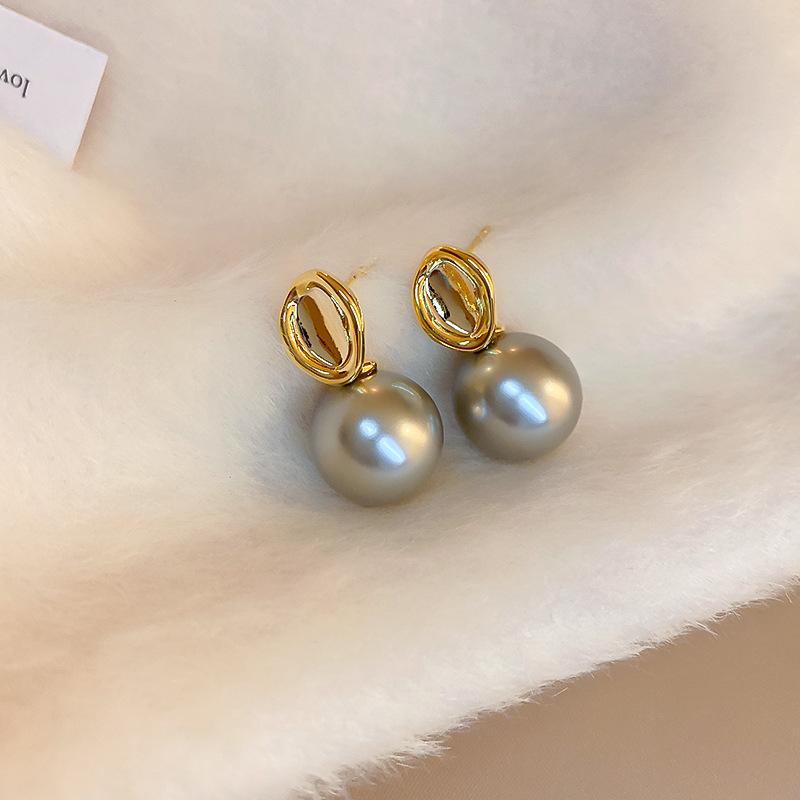 Grey pearl C-shaped earrings, fashionable temperament, high-end stud earrings, niche French elegant light luxury earrings, women